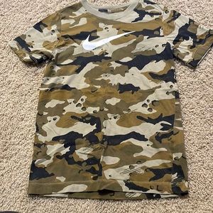 Boys Nike camo shirt. Size M